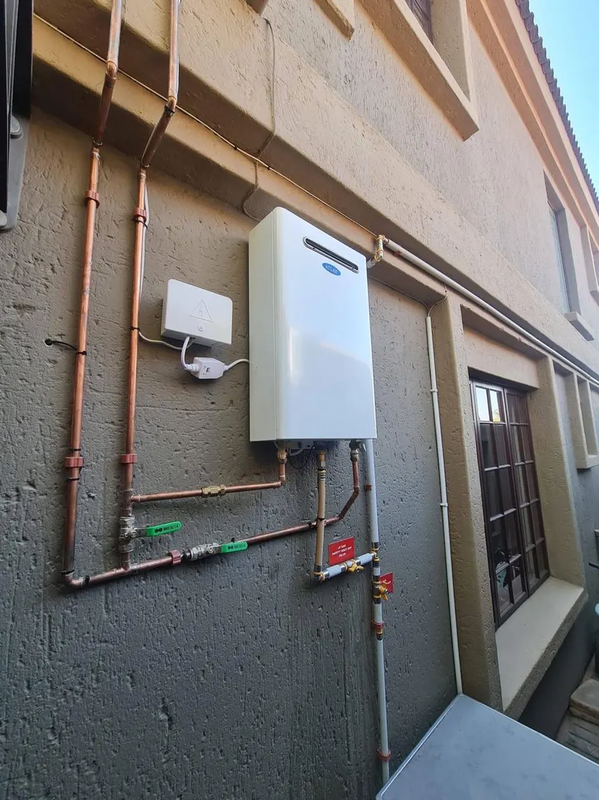 Tankless gas water heater with copper pipework