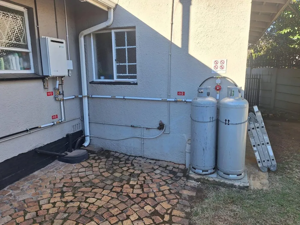 Gas reticulation with twin cylinder supply